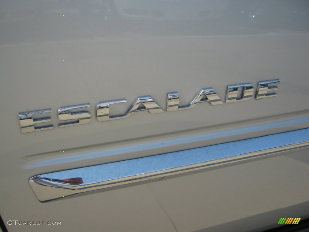 2010 Cadillac Escalade Premium Marks and Logos Photos