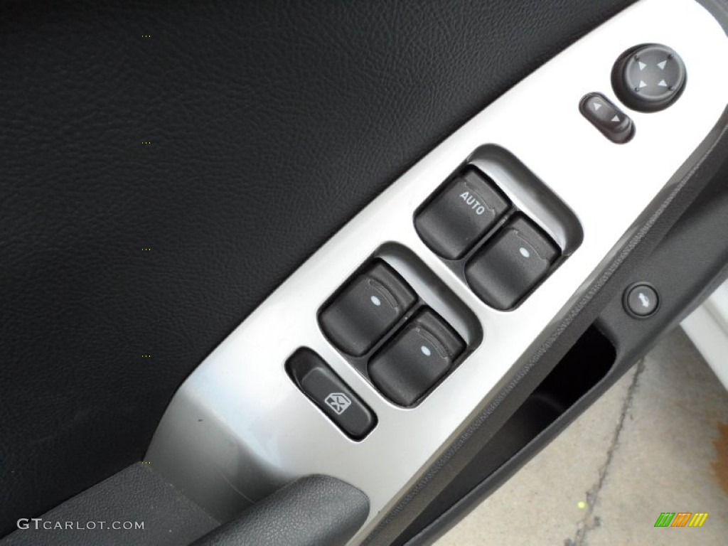 2010 G6 Sedan - Summit White / Ebony photo #35