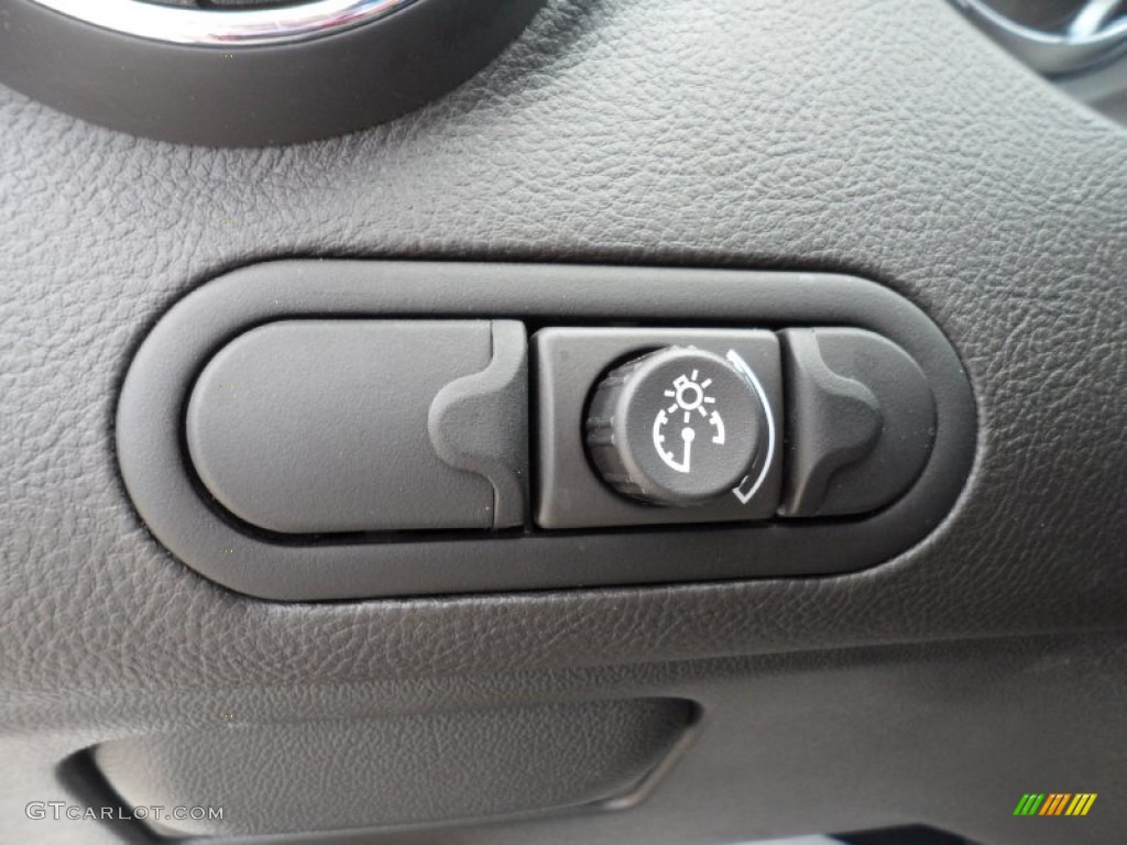 2010 G6 Sedan - Summit White / Ebony photo #46