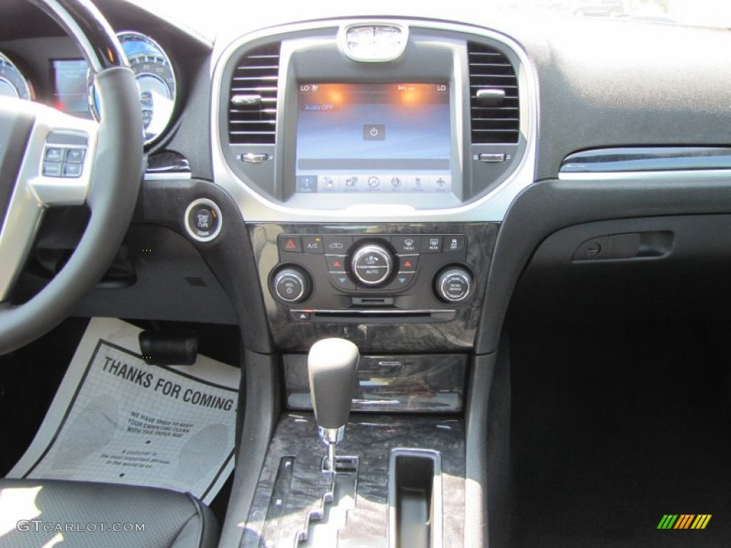 2011 Chrysler 300 C Hemi Controls Photo #50478694