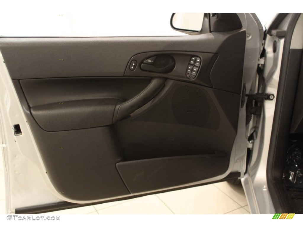 2007 Ford Focus ZX5 SE Hatchback Charcoal Door Panel Photo #50498801