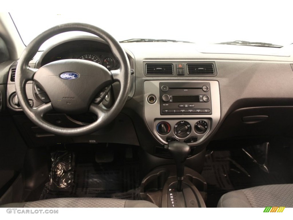 2007 Ford Focus ZX5 SE Hatchback Charcoal Dashboard Photo #50498888
