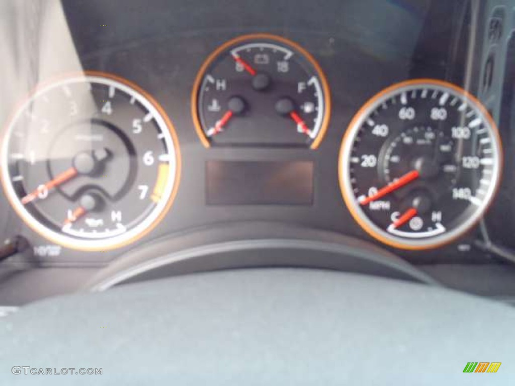2011 Titan SV Crew Cab - Radiant Silver / Charcoal photo #7