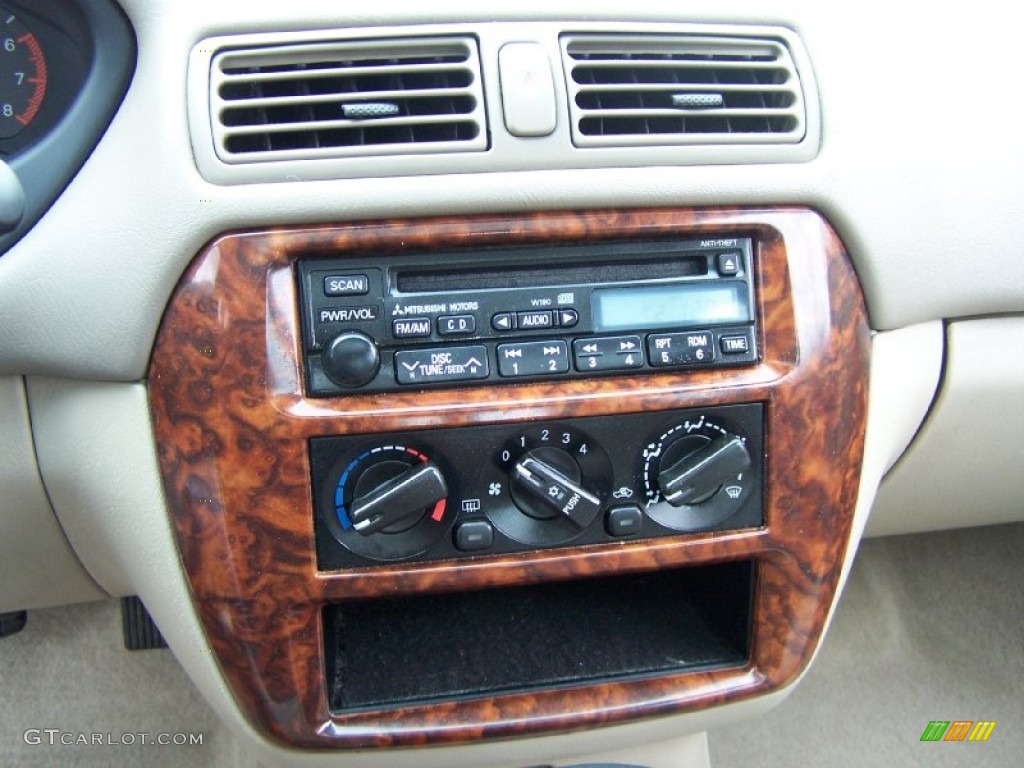 2001 Mitsubishi Galant ES Controls Photo #50506936