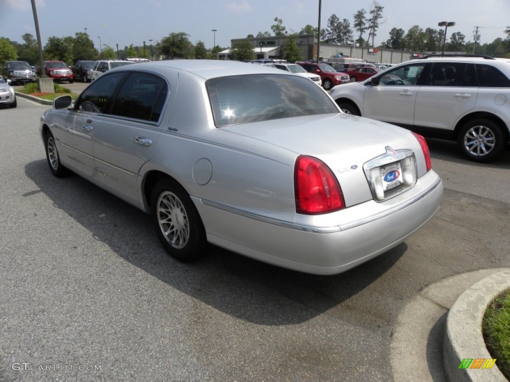 2002 Town Car Signature - Silver Frost Metallic / Light Graphite photo #15