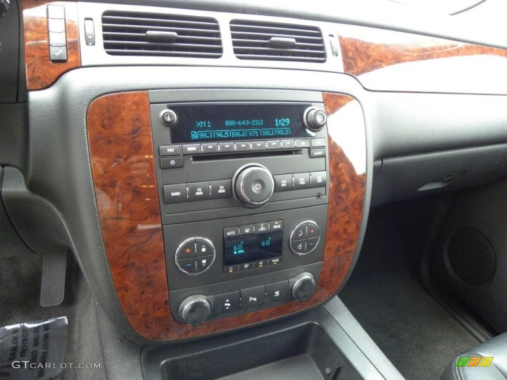 2010 Chevrolet Suburban LT Controls Photos