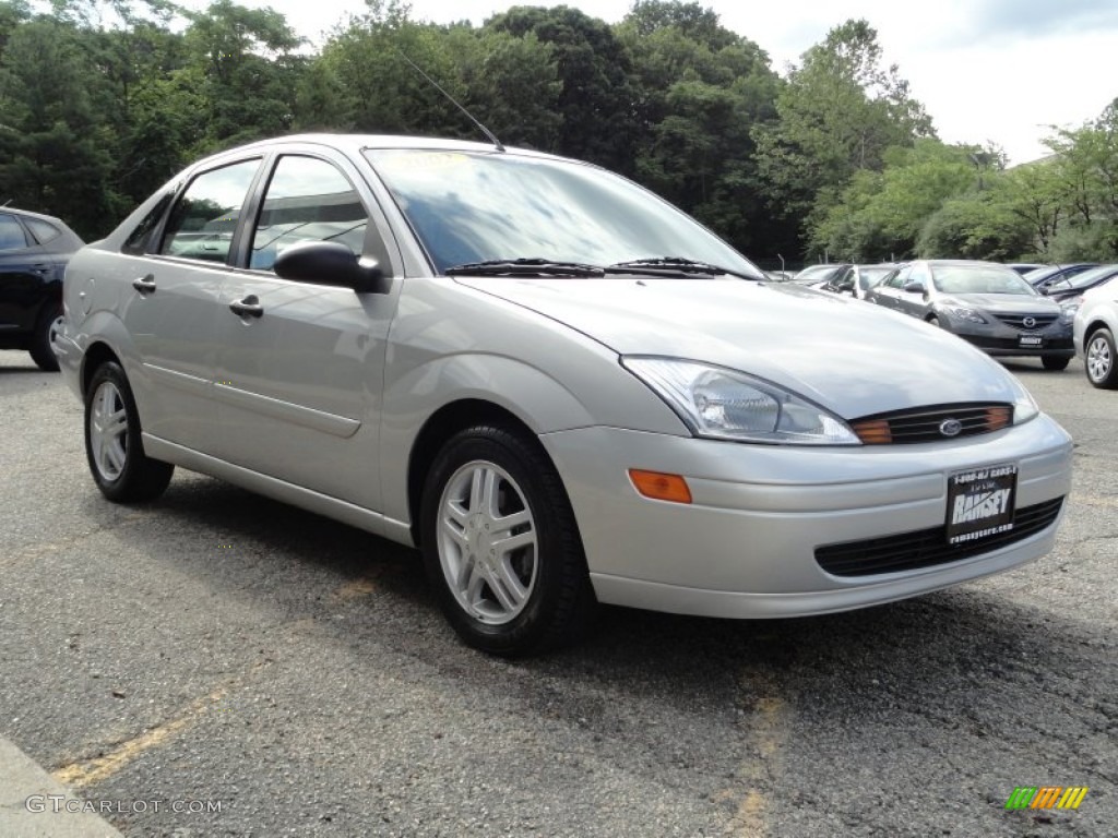 2002 Focus SE Sedan - CD Silver Metallic / Medium Graphite photo #1