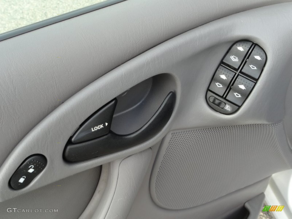 2002 Ford Focus SE Sedan Controls Photo #50540068