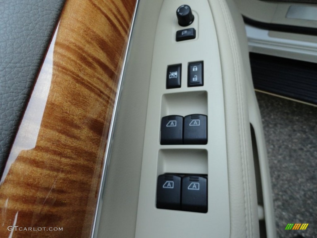 2010 Infiniti QX 56 4WD Controls Photo #50573251