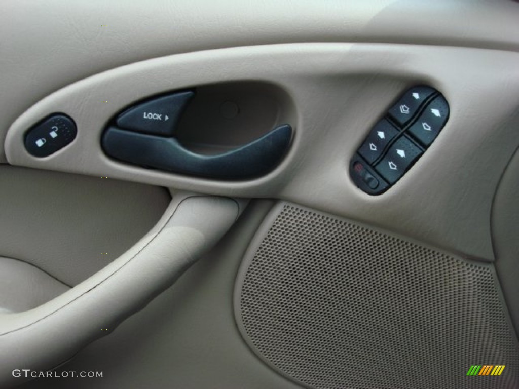 2003 Ford Focus SE Sedan Controls Photo #50575864
