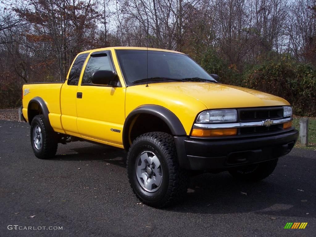 2002 S10 LS Extended Cab 4x4 - Flame Yellow / Graphite photo #6