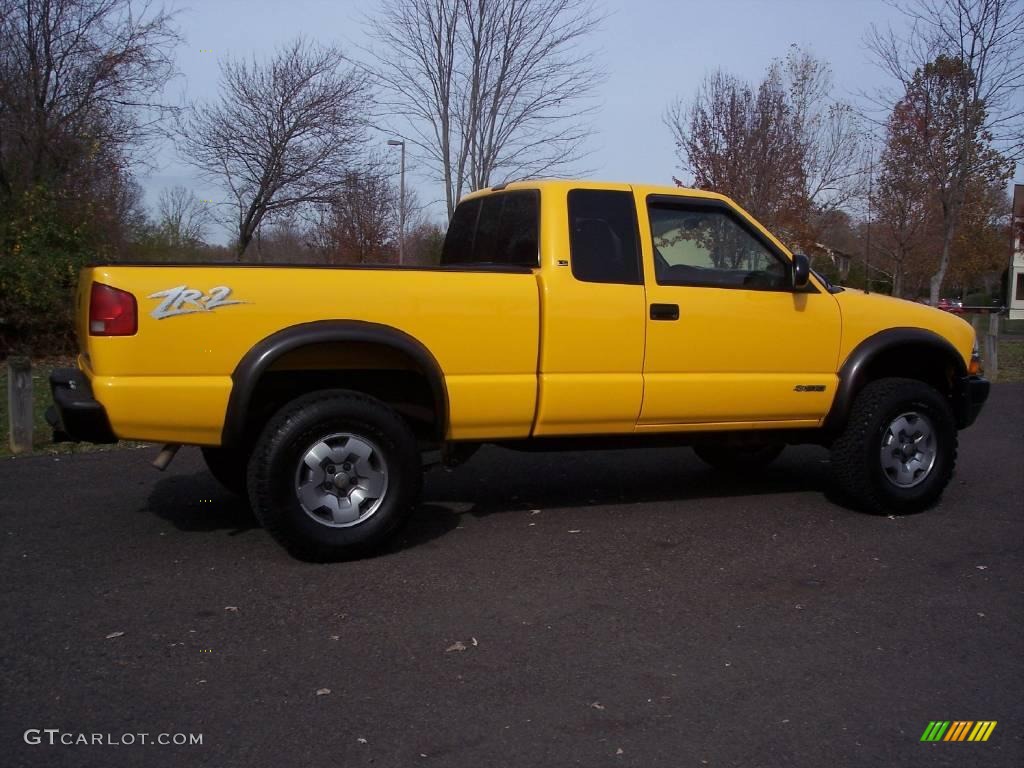 2002 S10 LS Extended Cab 4x4 - Flame Yellow / Graphite photo #12