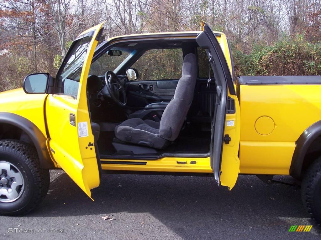 2002 S10 LS Extended Cab 4x4 - Flame Yellow / Graphite photo #31