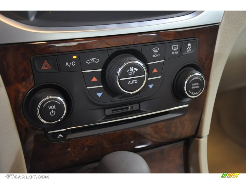 2011 Chrysler 300 C Hemi Controls Photo #50581990