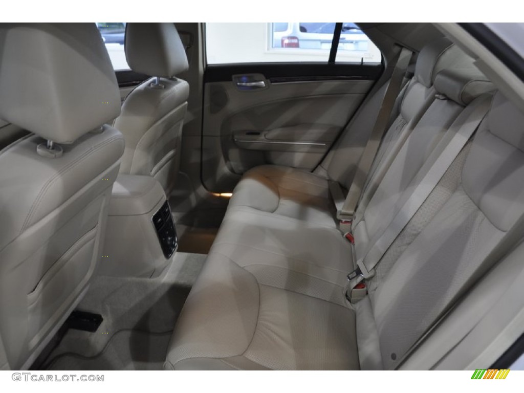Dark Frost Beige/Light Frost Beige Interior 2011 Chrysler 300 C Hemi Photo #50582044