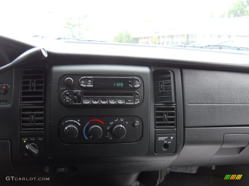 2004 Dodge Dakota SLT Club Cab 4x4 Controls Photo #50584317