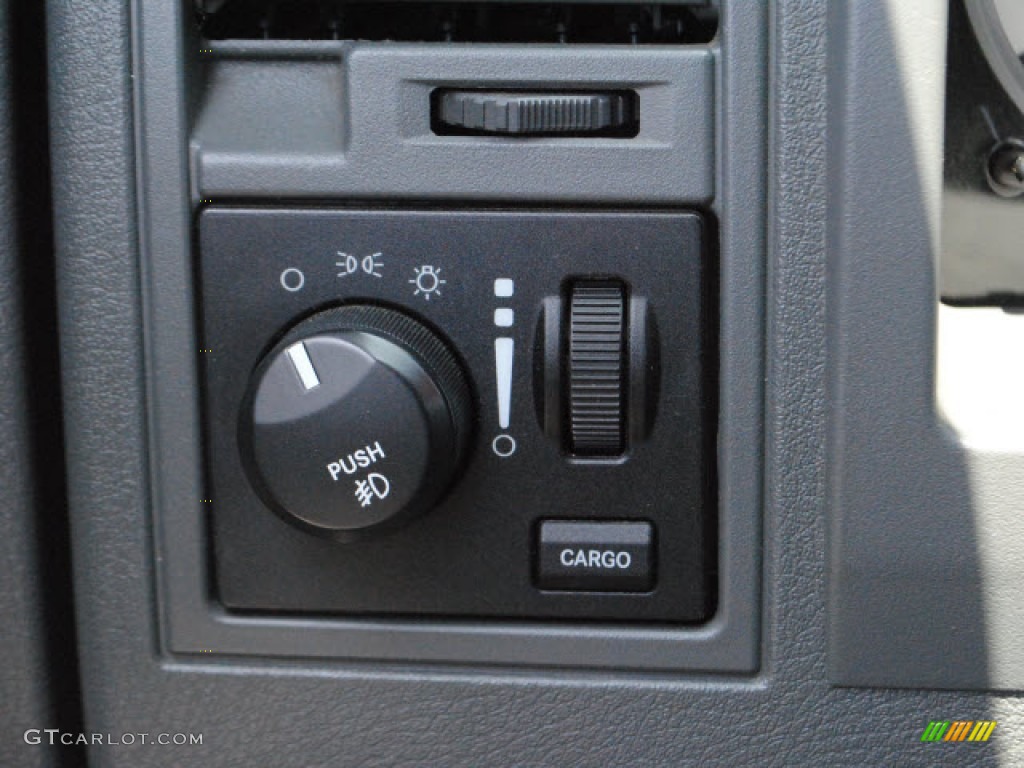 2005 Dodge Dakota SLT Quad Cab 4x4 Controls Photo #50593759
