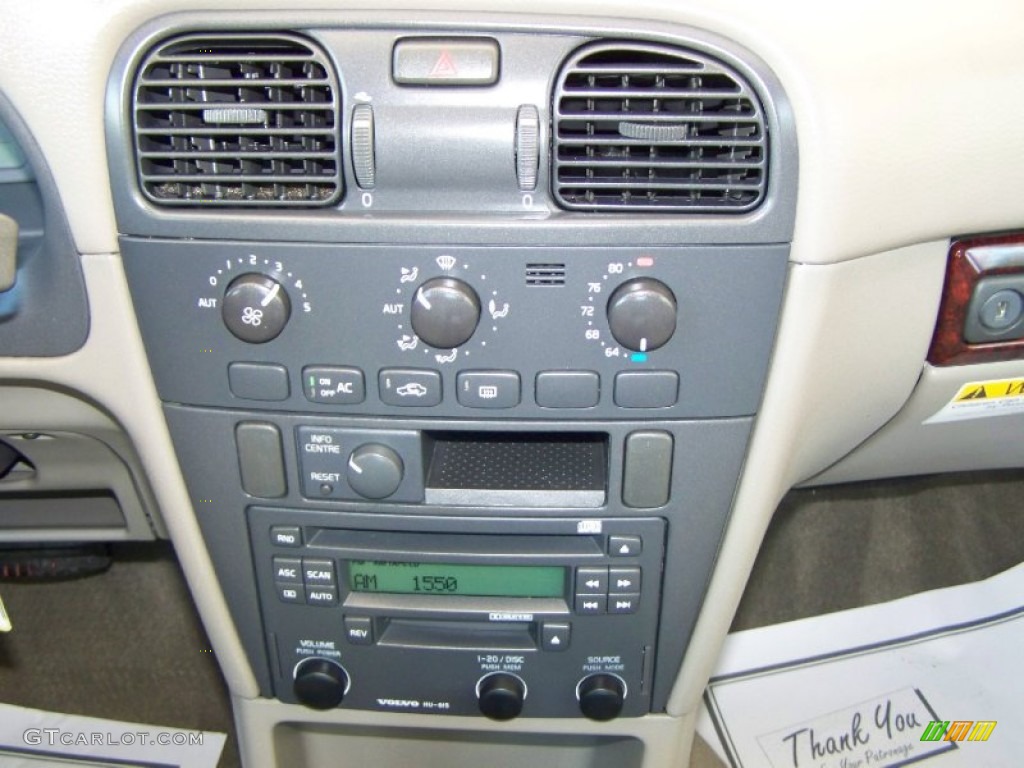 2002 Volvo S40 1.9T Controls Photo #50603415