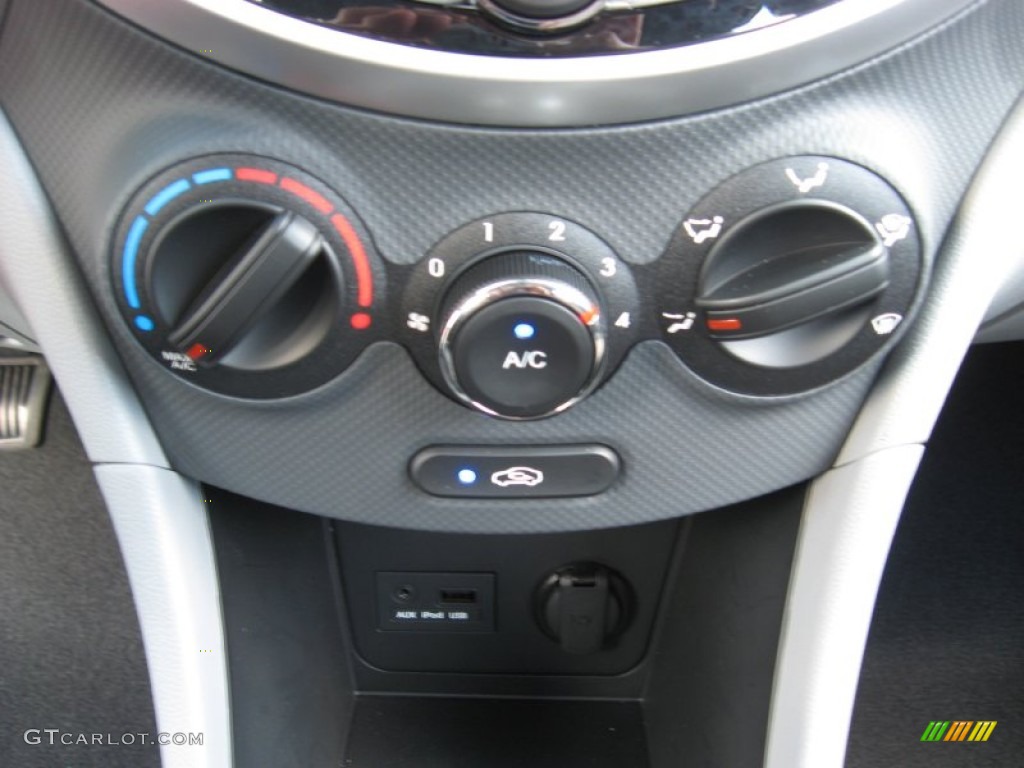 2012 Hyundai Accent GLS 4 Door Controls Photo #50606892