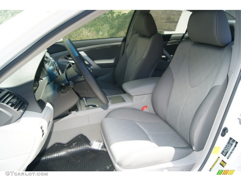 2011 Camry SE V6 - Super White / Ash photo #5