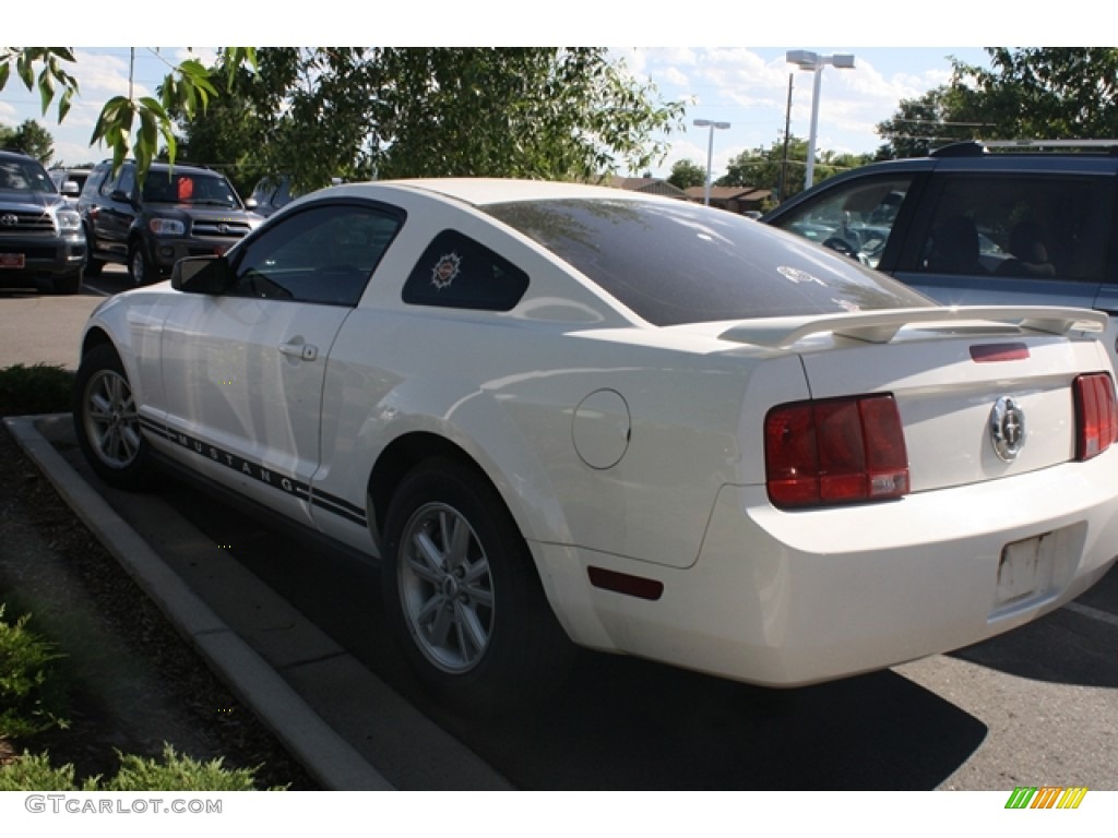 2005 Mustang V6 Deluxe Coupe - Performance White / Dark Charcoal photo #3