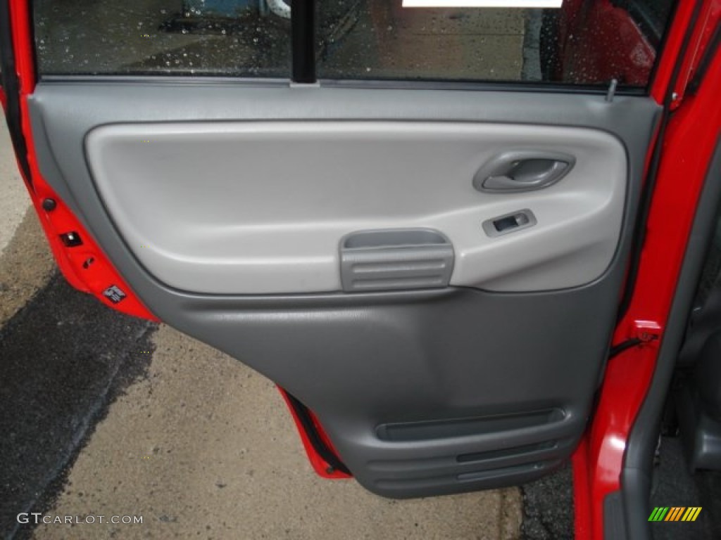 2004 Chevrolet Tracker ZR2 4WD Medium Gray Door Panel Photo #50616645