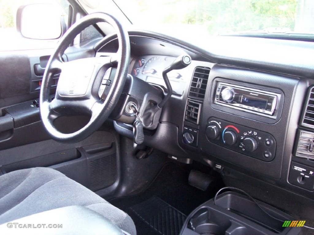 2003 Dakota Sport Club Cab 4x4 - Black / Dark Slate Gray photo #39