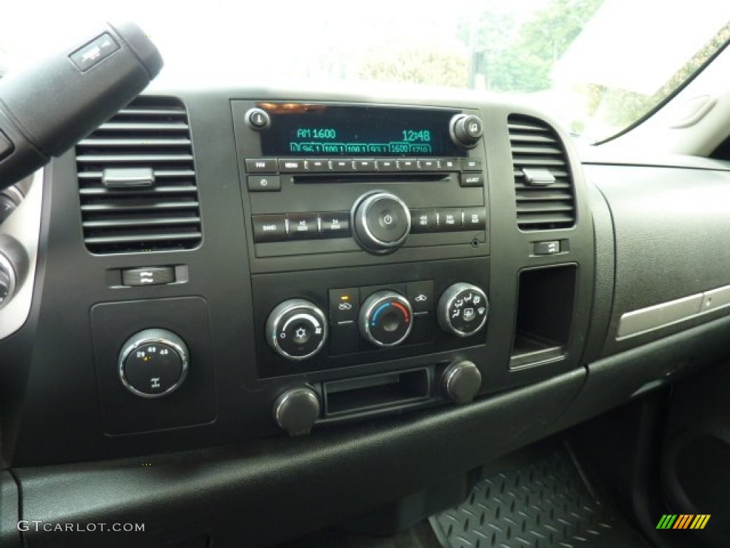 2007 Chevrolet Silverado 2500HD LT Regular Cab 4x4 Controls Photo #50624899