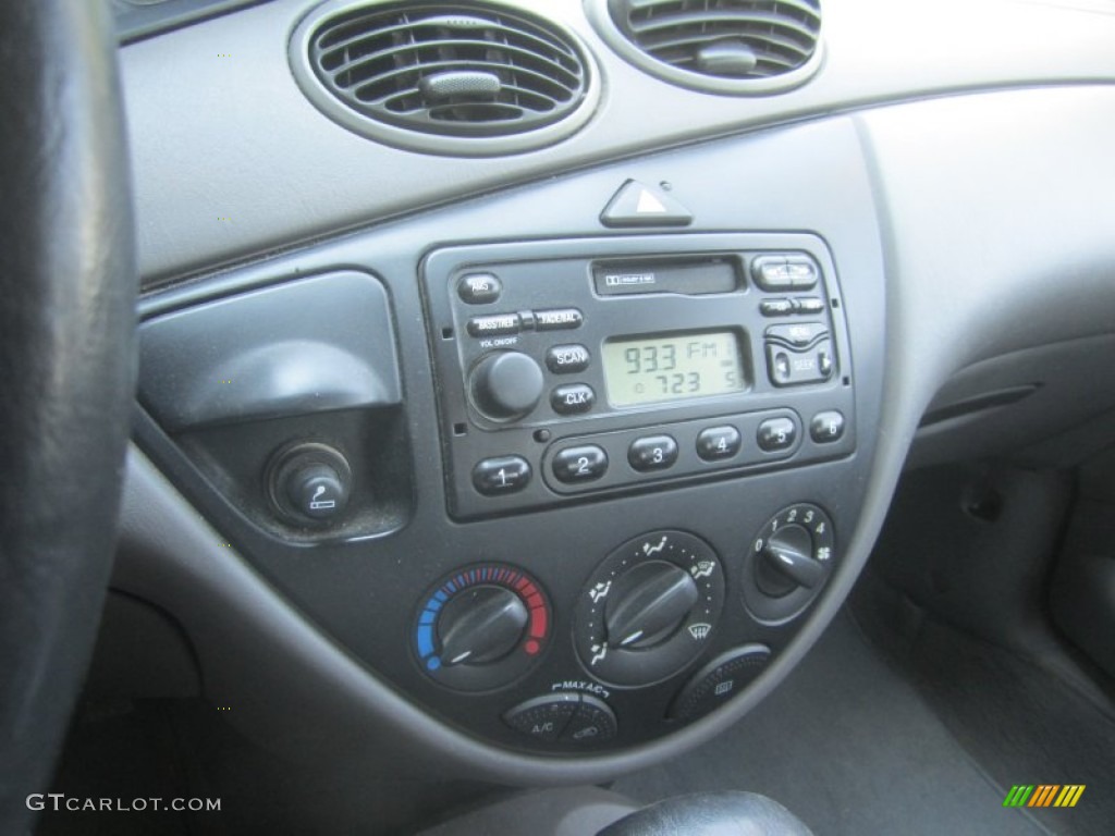 2003 Ford Focus LX Sedan Controls Photos