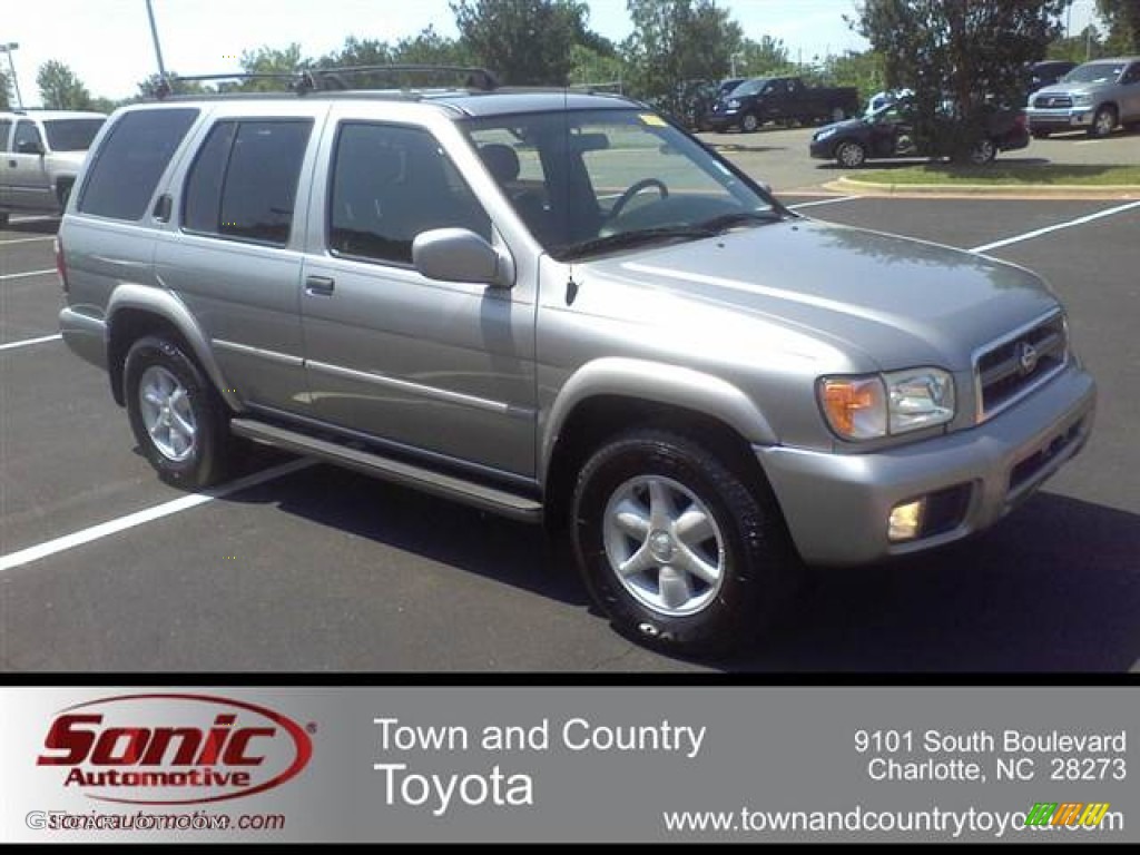 Sierra Silver Metallic Nissan Pathfinder