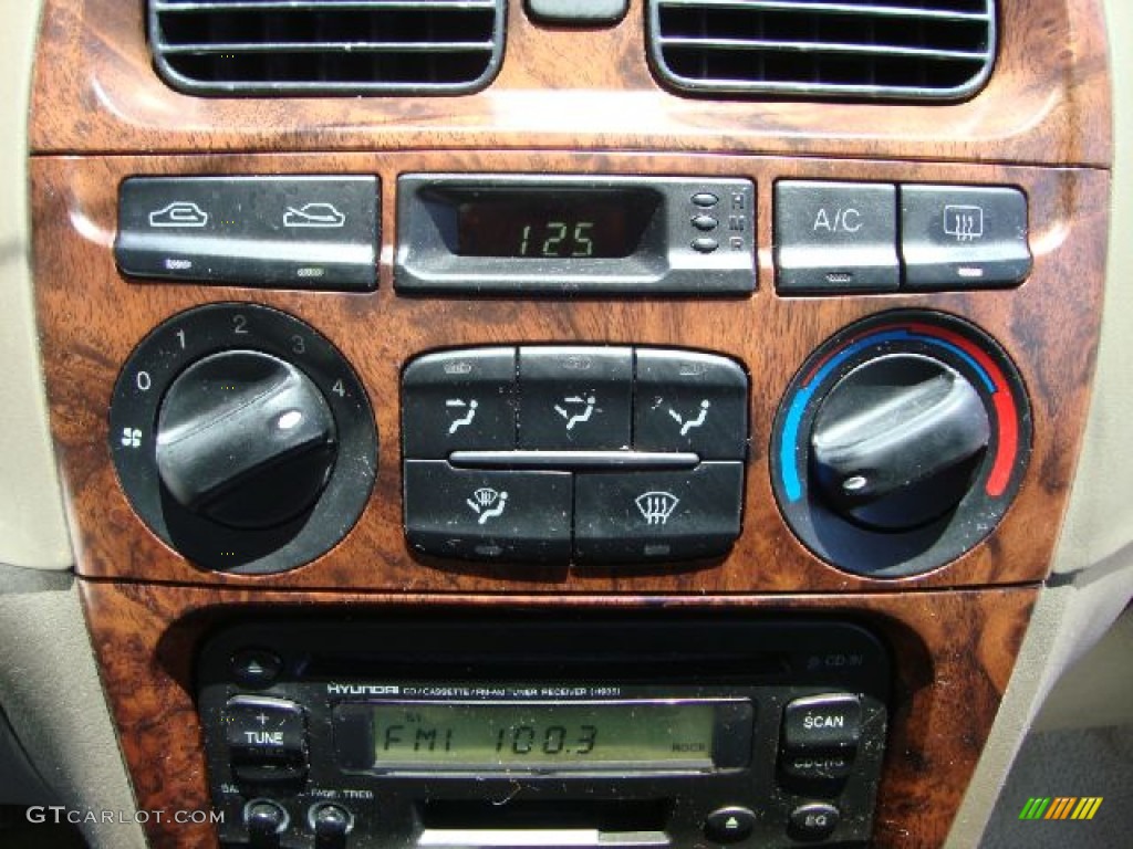 2001 Hyundai Sonata GLS V6 Controls Photo #50643249