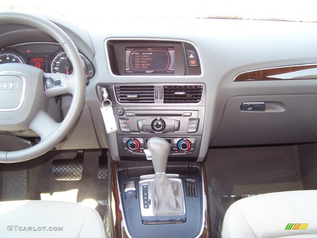 2010 Audi Q5 3.2 quattro Light Grey Dashboard Photo #50645490