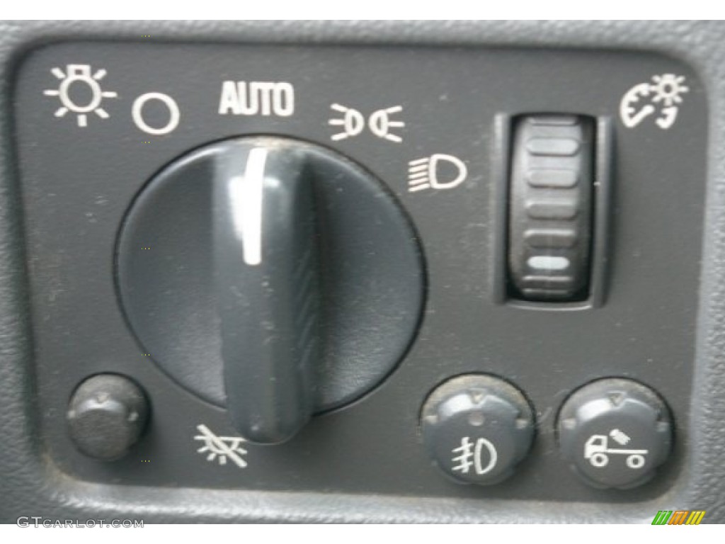 2004 Chevrolet Colorado Extended Cab 4x4 Controls Photo #50657026