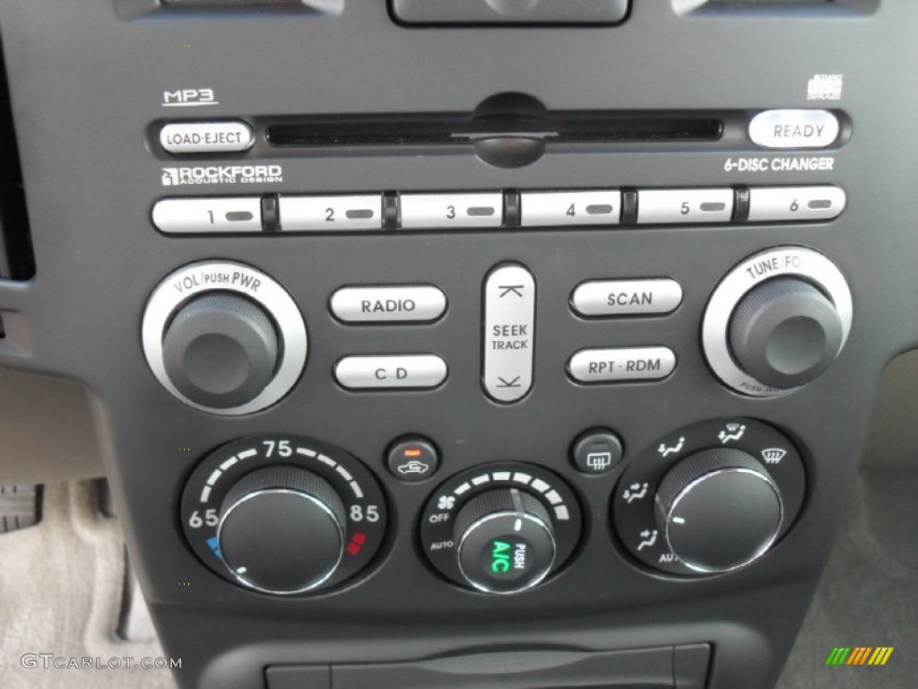 2010 Mitsubishi Endeavor SE AWD Controls Photo #50657246