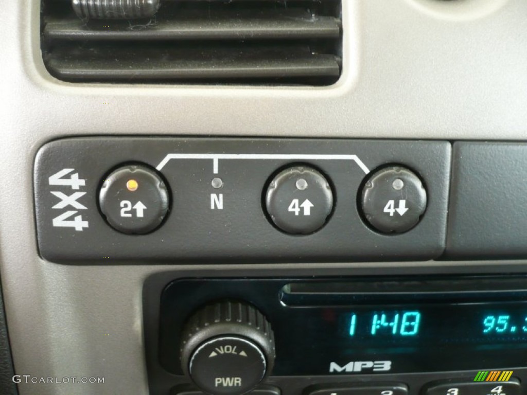 2005 Chevrolet Colorado LS Crew Cab 4x4 Controls Photo #50666207