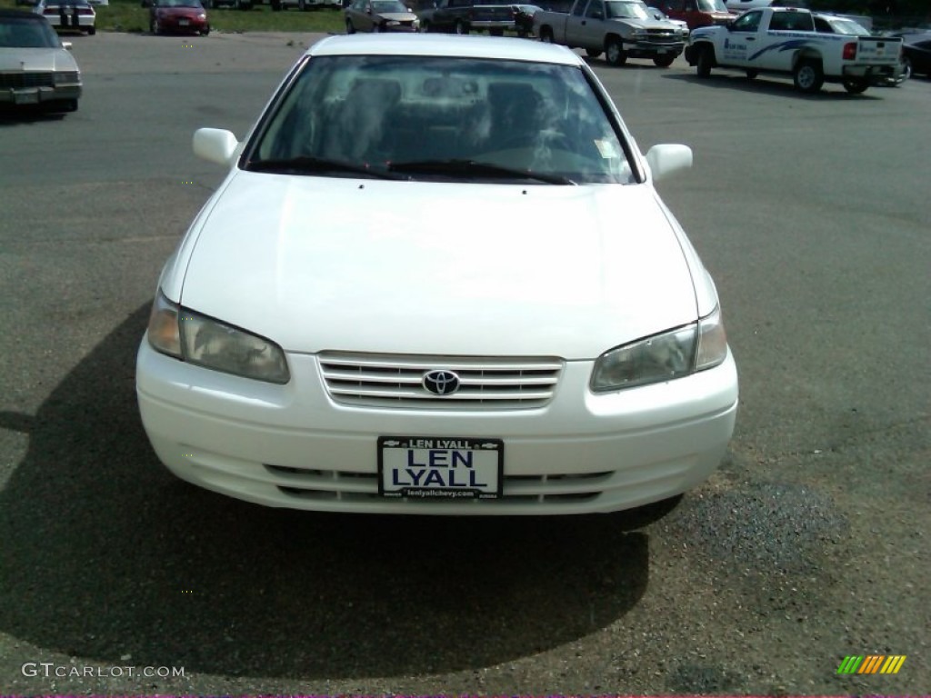 1998 Camry LE V6 - Super White / Oak photo #2