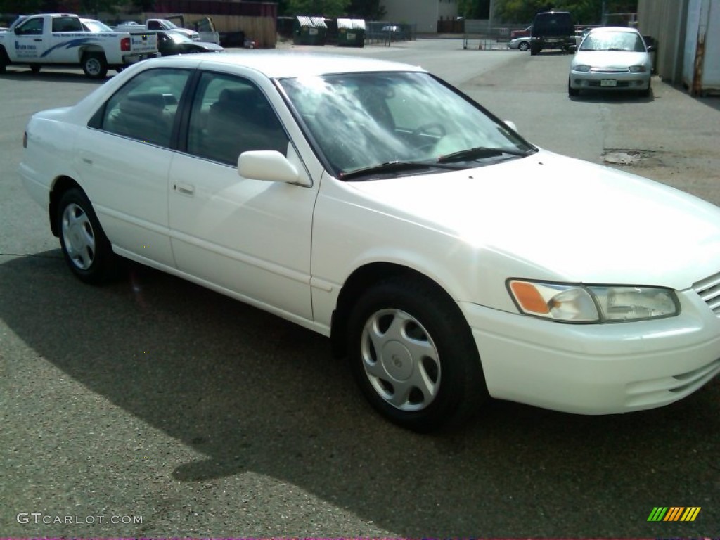 1998 Camry LE V6 - Super White / Oak photo #3