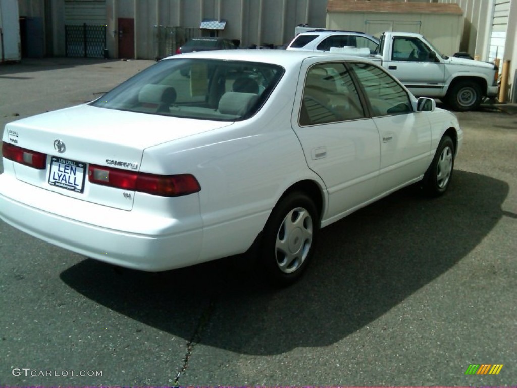 1998 Camry LE V6 - Super White / Oak photo #4