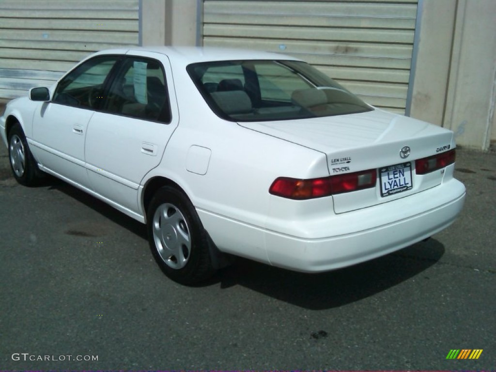 1998 Camry LE V6 - Super White / Oak photo #6
