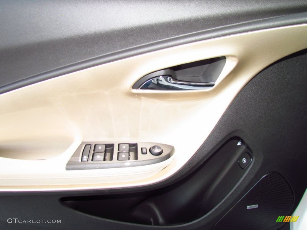 2011 Chevrolet Volt Hatchback Light Neutral/Dark Accents Door Panel Photo #50673542