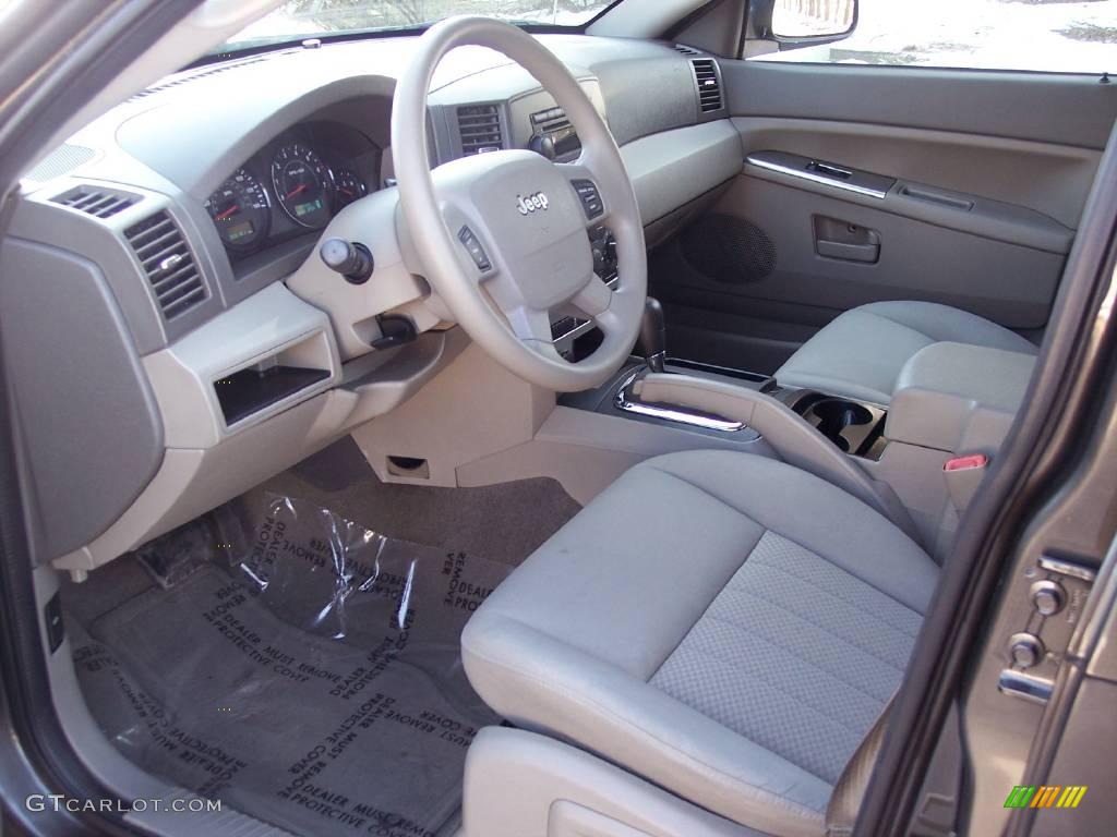 2005 Grand Cherokee Laredo 4x4 - Dark Khaki Pearl / Khaki photo #27