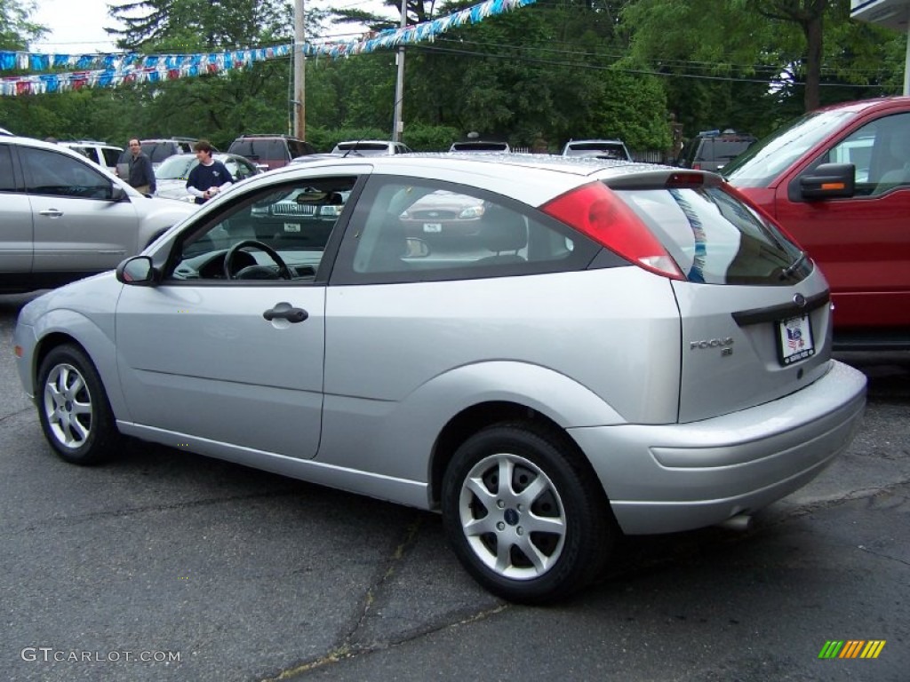 2005 Focus ZX3 SE Coupe - Liquid Grey Metallic / Charcoal/Charcoal photo #4