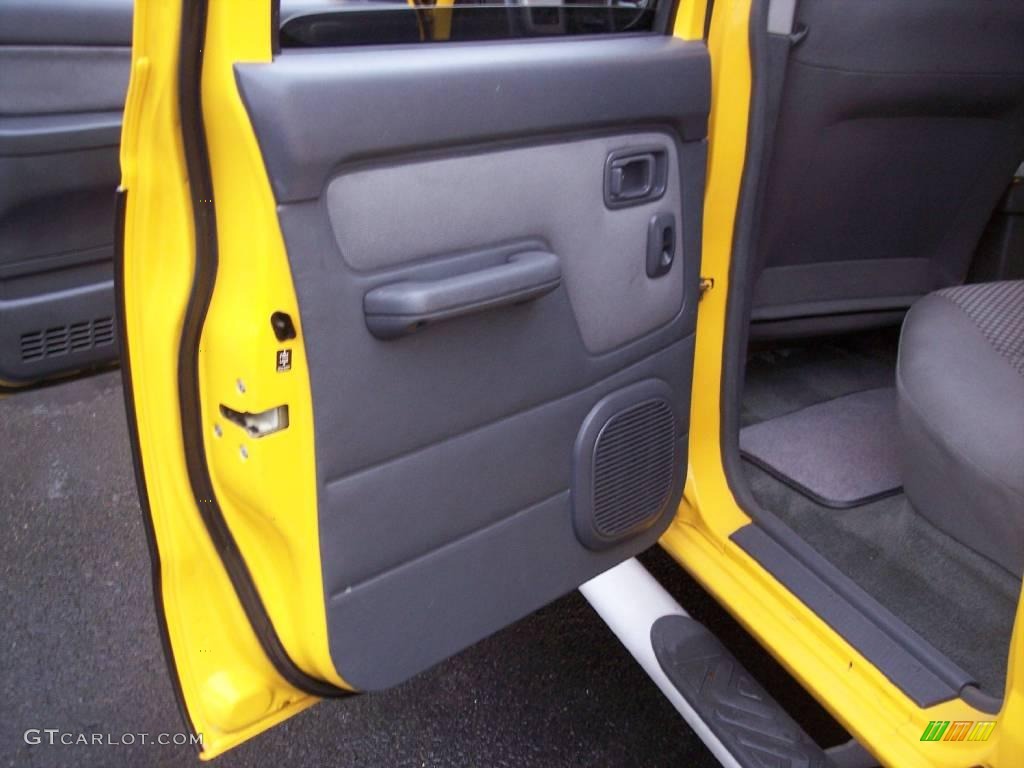 2001 Frontier SE V6 Crew Cab 4x4 - Solar Yellow / Gray photo #47
