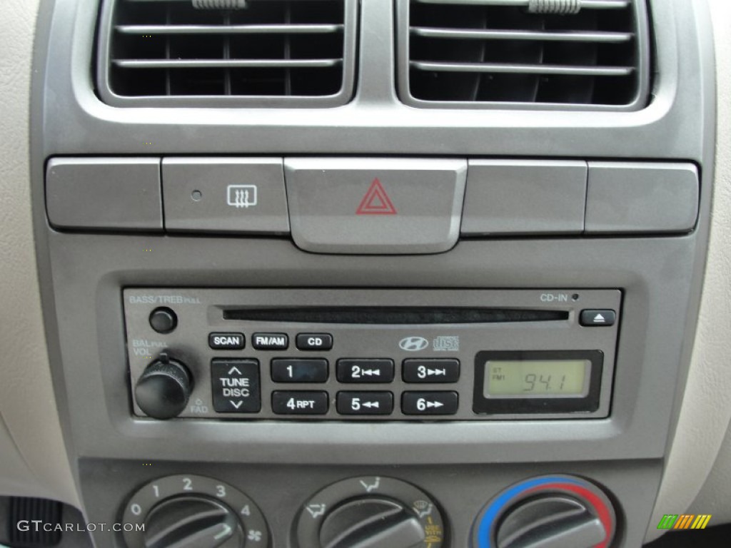 2002 Hyundai Accent GL Sedan Controls Photo #50705695