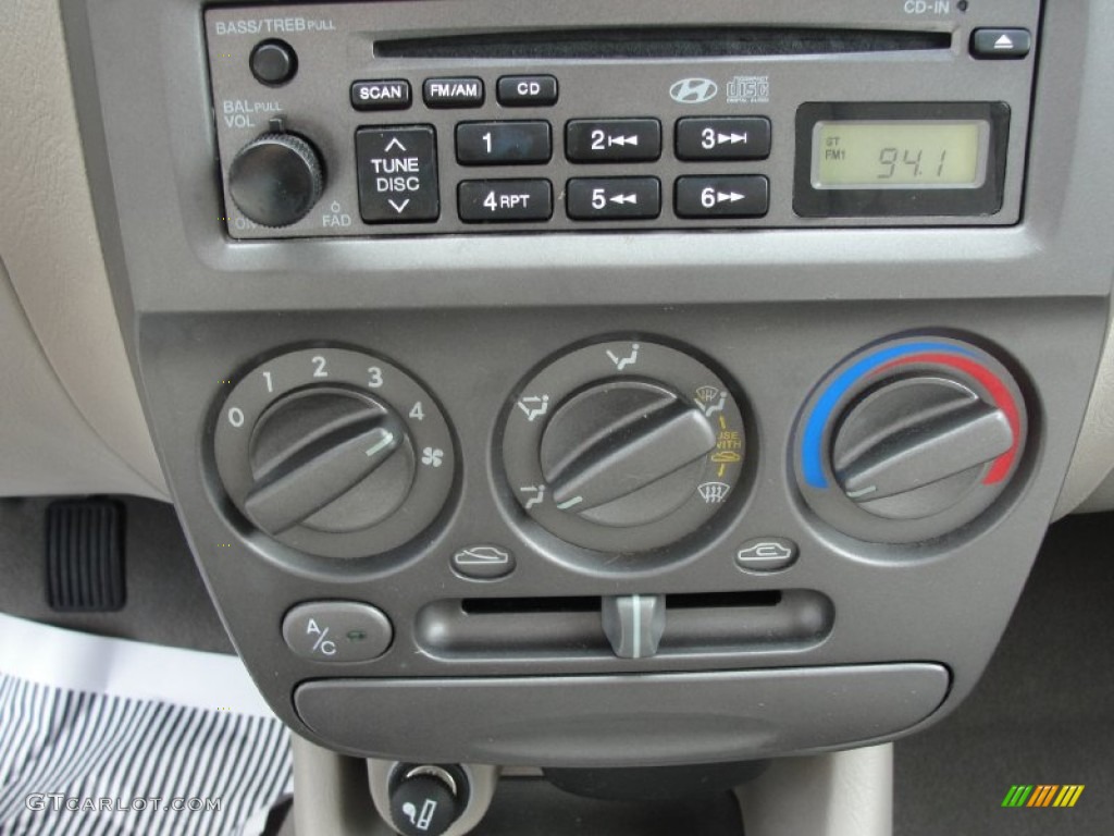 2002 Hyundai Accent GL Sedan Controls Photos