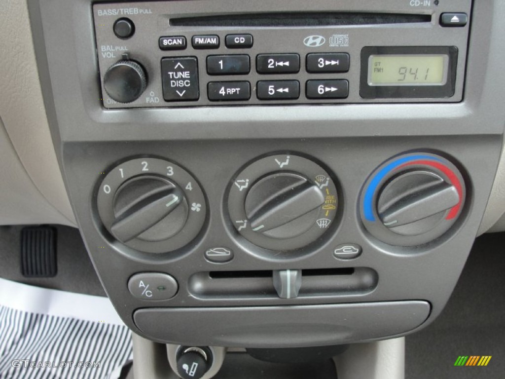 2002 Hyundai Accent GL Sedan Controls Photo #50705710