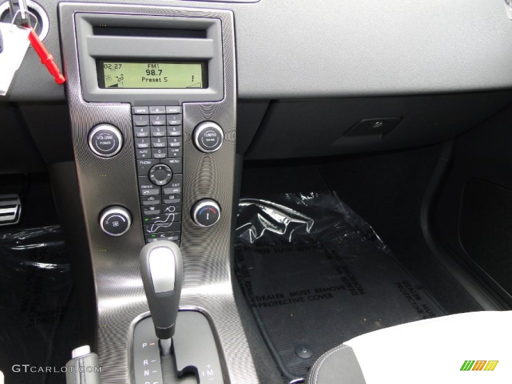 2011 Volvo C30 T5 Controls Photo #50707579