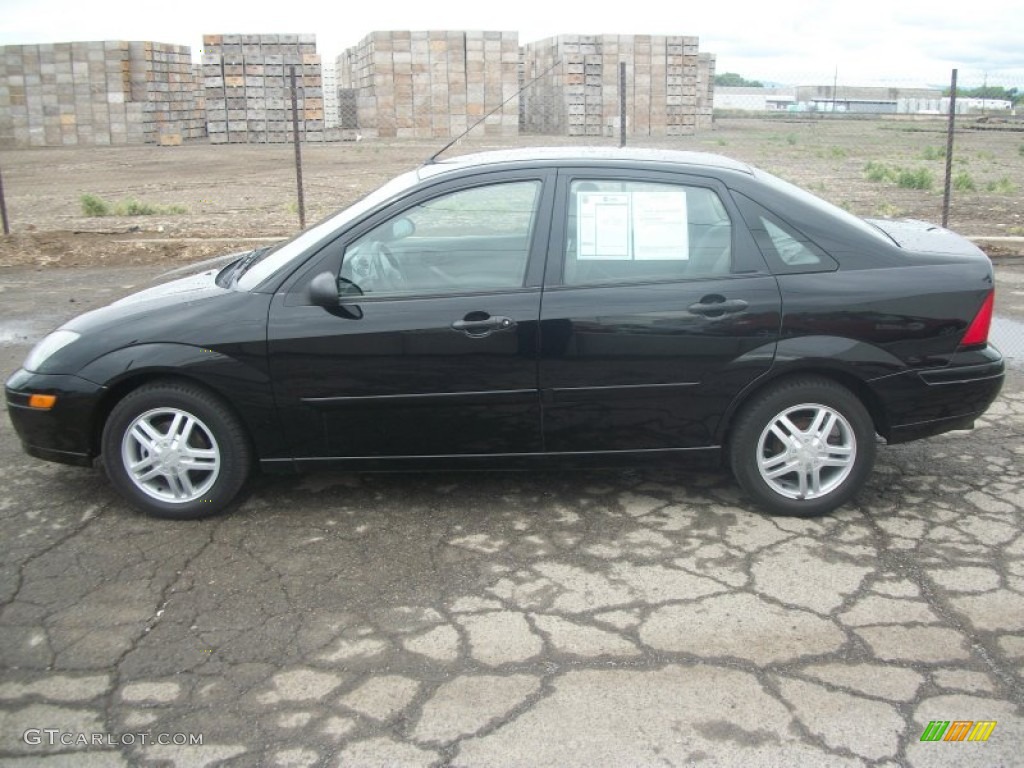 2003 Focus SE Sedan - Pitch Black / Medium Graphite photo #3