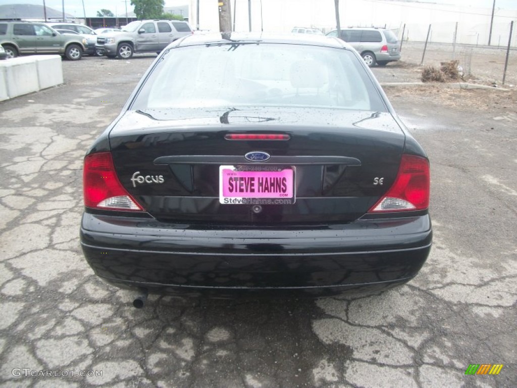 2003 Focus SE Sedan - Pitch Black / Medium Graphite photo #5