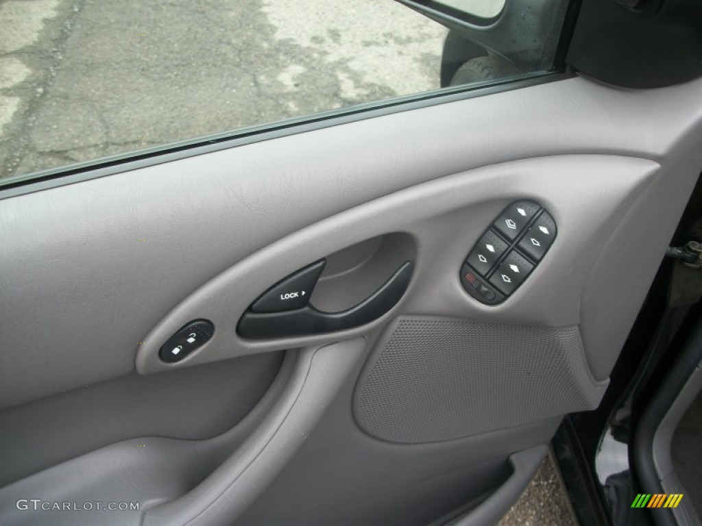 2003 Focus SE Sedan - Pitch Black / Medium Graphite photo #6